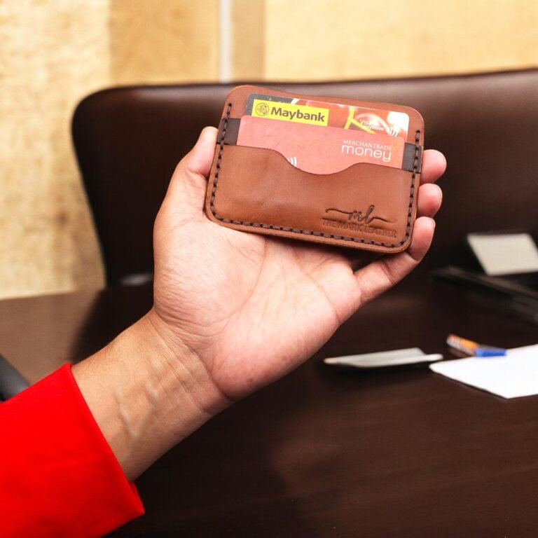 Hand-stitched using durable waxed thread and made from full-grain cowhide leather, this cardholder is perfect for carrying essential cards and a bit of cash without bulk. Ideal for everyday use or as a thoughtful birthday gift for him. themarkleather.co.uk themarkleather.com themarkleather