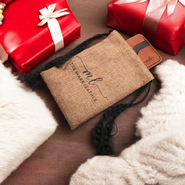Hand-stitched using durable waxed thread and made from full-grain cowhide leather, this cardholder is perfect for carrying essential cards and a bit of cash without bulk. Ideal for everyday use or as a thoughtful birthday gift for him. themarkleather.co.uk themarkleather.com themarkleather